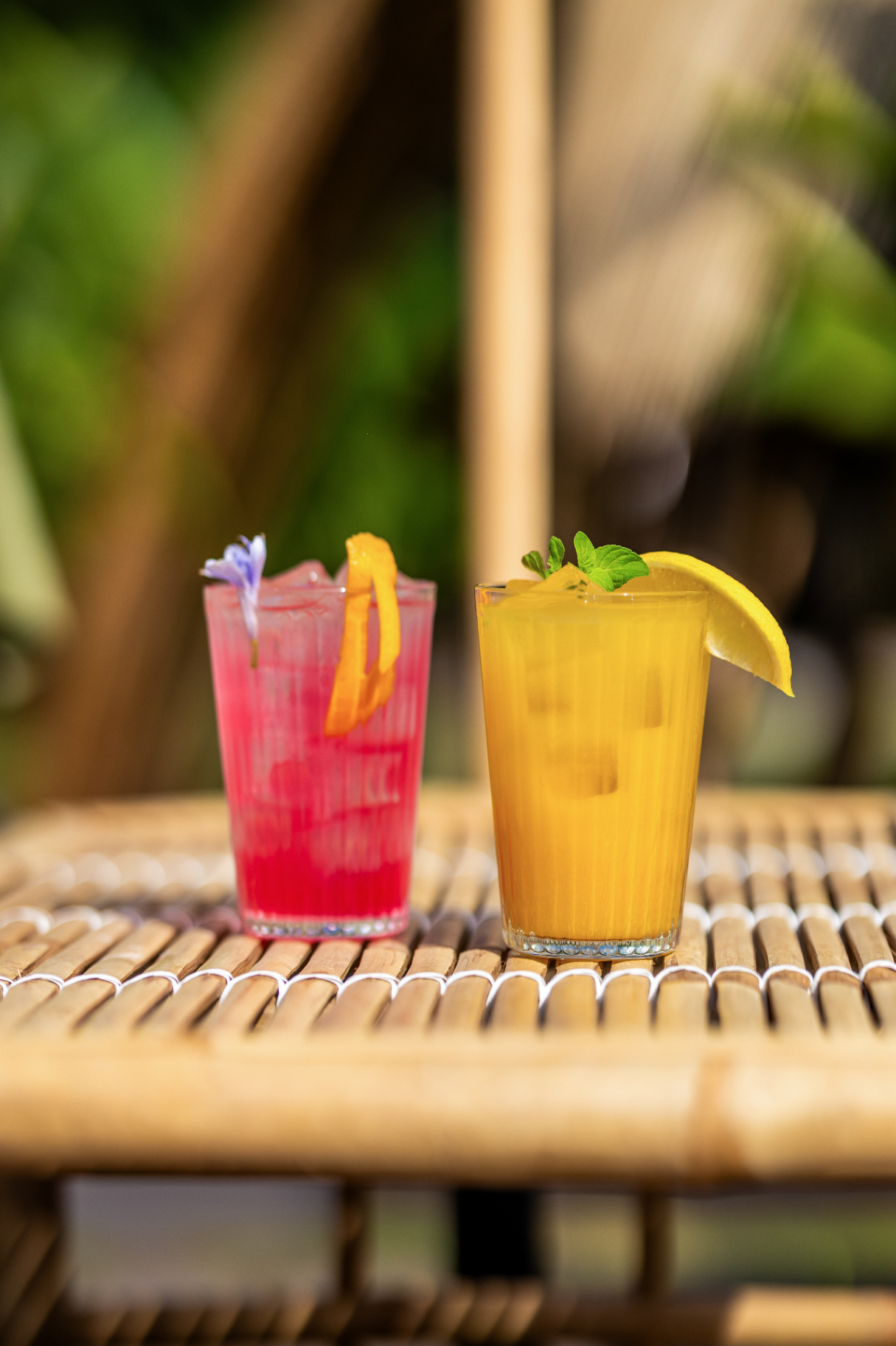 Cocktail colorati sul tavolo in bamboo di Kalaya