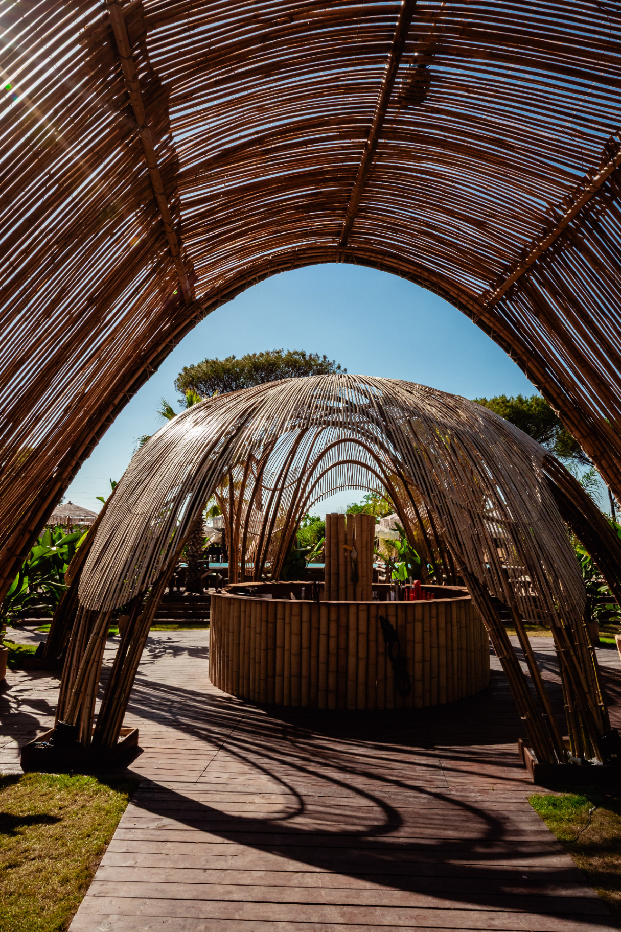 Cupola in bamboo sulla piscina di Kalaya